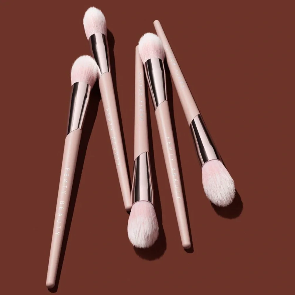 Fenty Beauty Highlighter Brush 135